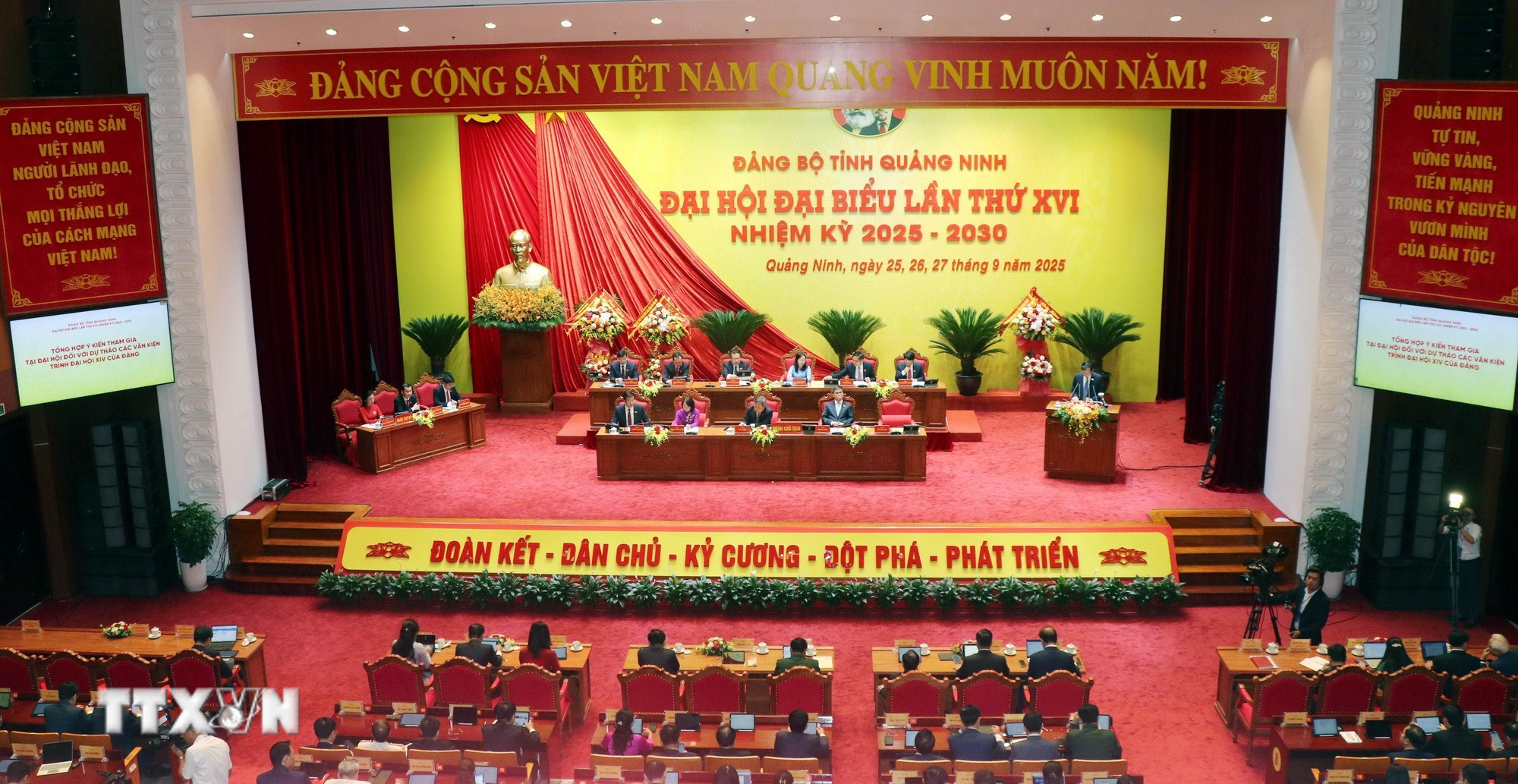 Quang cảnh lễ bế mạc Đại hội. (Ảnh: Văn Đức/TTXVN) ttxvn-dai-hoi-dai-bieu-dang-bo-tinh-quang-ninh-nhiem-ky-2025-2026-thanh-cong-tot-dep-8299893-1.jpg