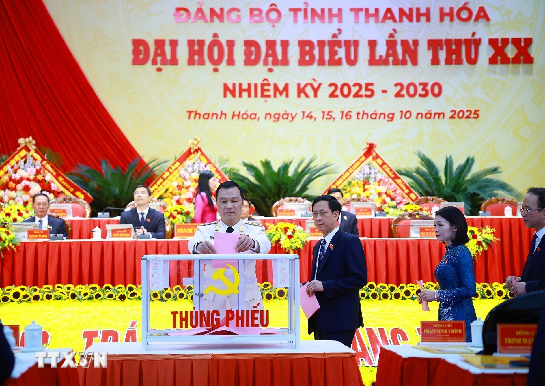 ttxvn-thu-tuong-pham-minh-chinh-du-dai-hoi-dai-bieu-dang-bo-tinh-thanh-hoa-lan-thu-20-8339879-3.jpg