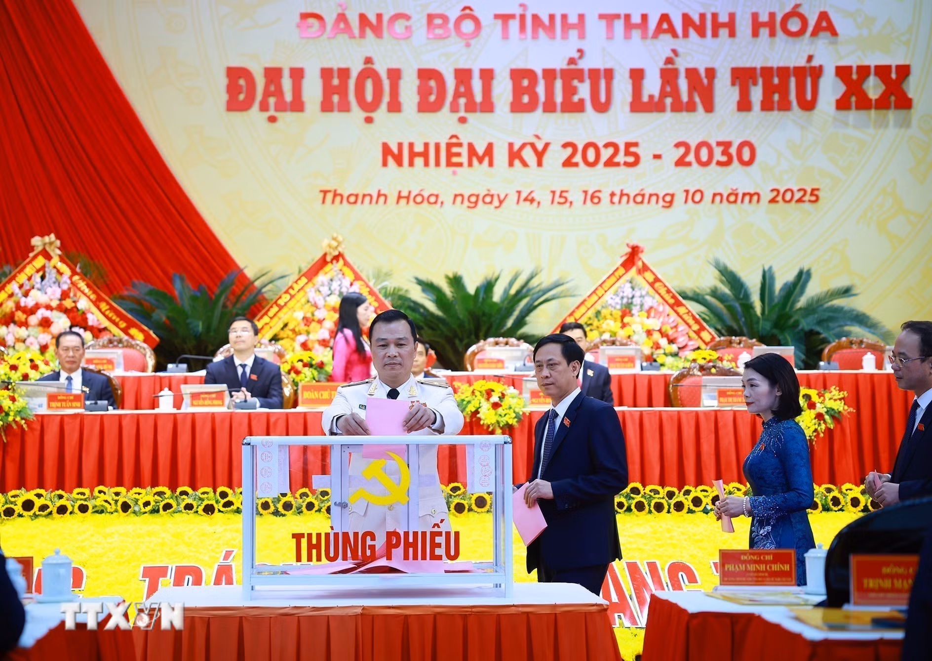 ttxvn-thu-tuong-pham-minh-chinh-du-dai-hoi-dai-bieu-dang-bo-tinh-thanh-hoa-lan-thu-20-8339879-3.jpg