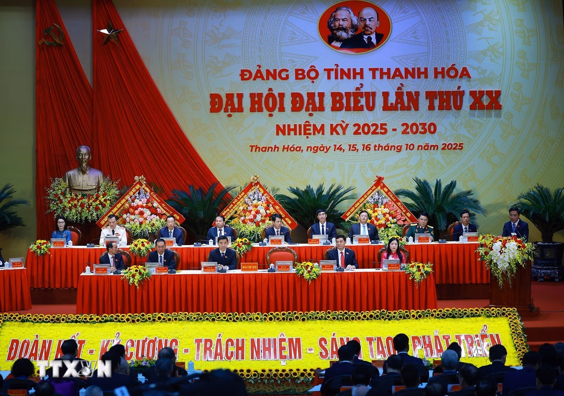 ttxvn-thu-tuong-pham-minh-chinh-du-dai-hoi-dai-bieu-dang-bo-tinh-thanh-hoa-lan-thu-xx-8339509-5.jpg