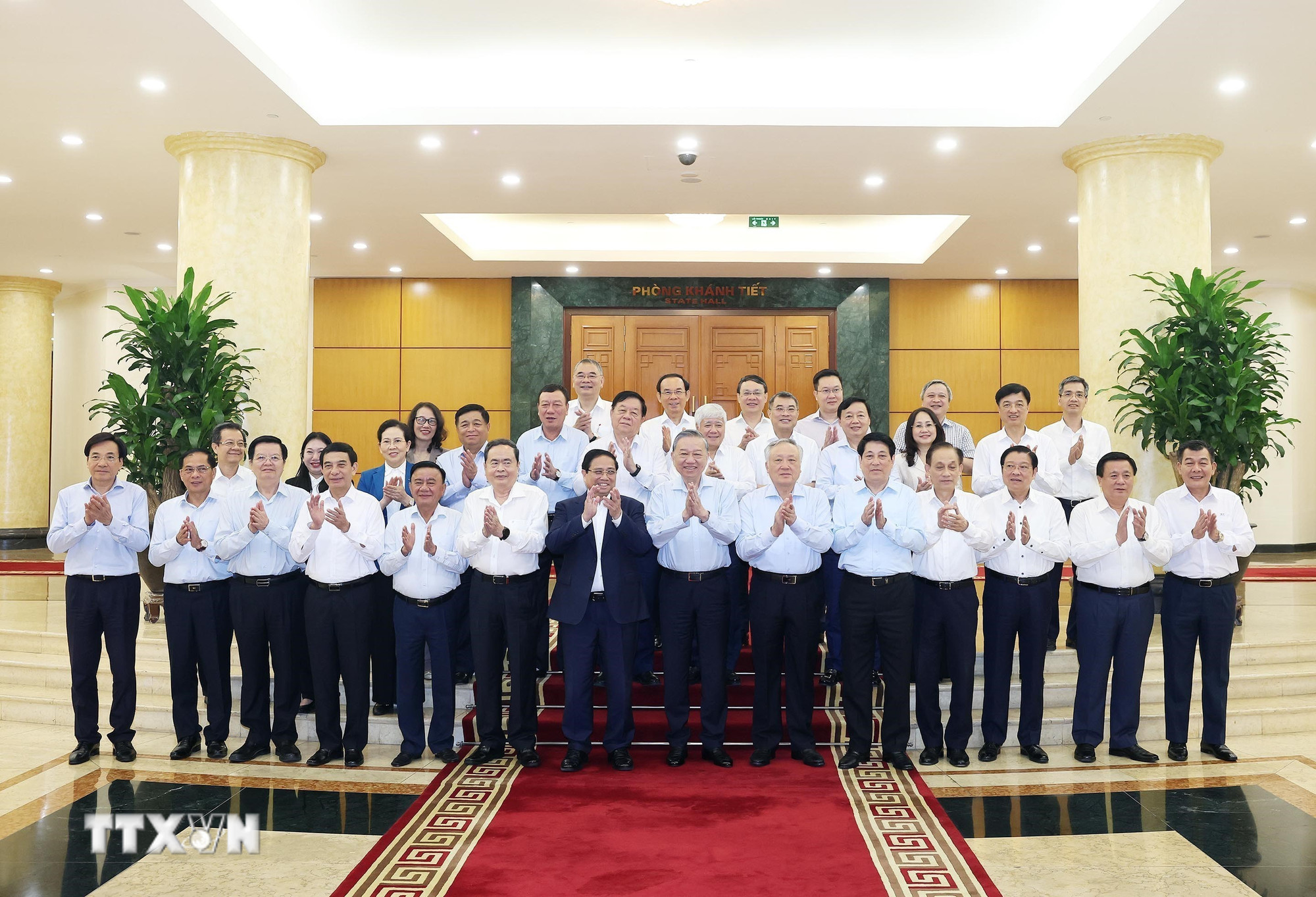 Tổng Bí thư Tô Lâm và các đại biểu chụp ảnh chung. (Ảnh: Thống Nhất/TTXVN) ttxvn-tong-bi-thu-to-lam-chu-tri-buoi-lam-viec-voi-ban-thuong-vu-dang-uy-chinh-phu-8266959-8.jpg