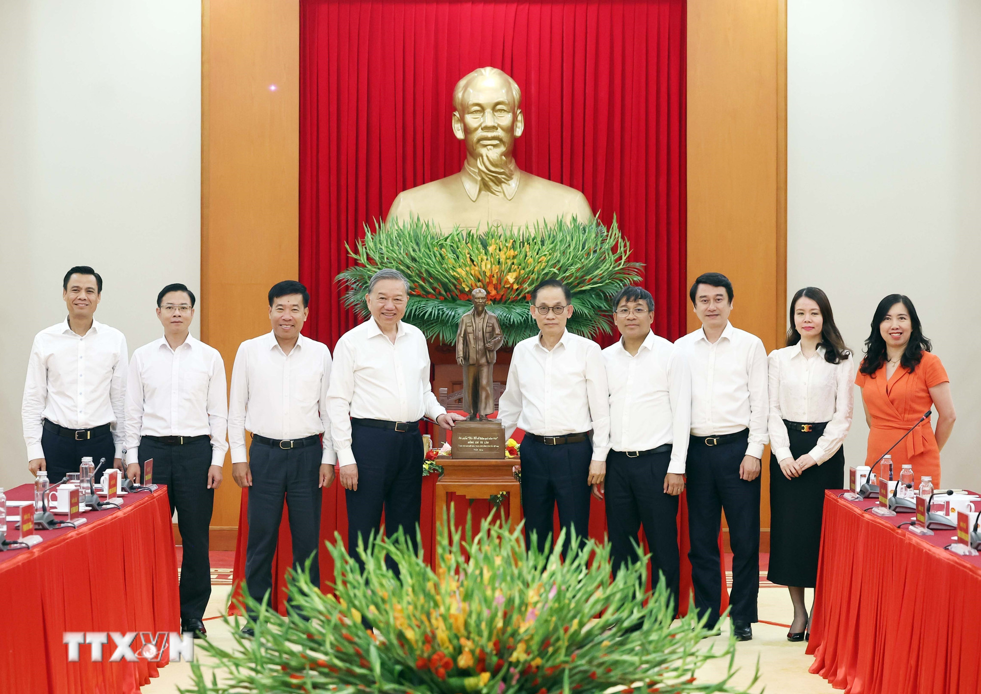 Tổng Bí thư Tô Lâm tặng bức tượng Chủ tịch Hồ Chí Minh cho Bộ Ngoại giao. (Ảnh: Thống Nhất/TTXVN) ttxvn-tong-bi-thu-to-lam-chu-tri-lam-viec-voi-ban-thuong-vu-dang-uy-bo-ngoai-giao-8276556-4.jpg