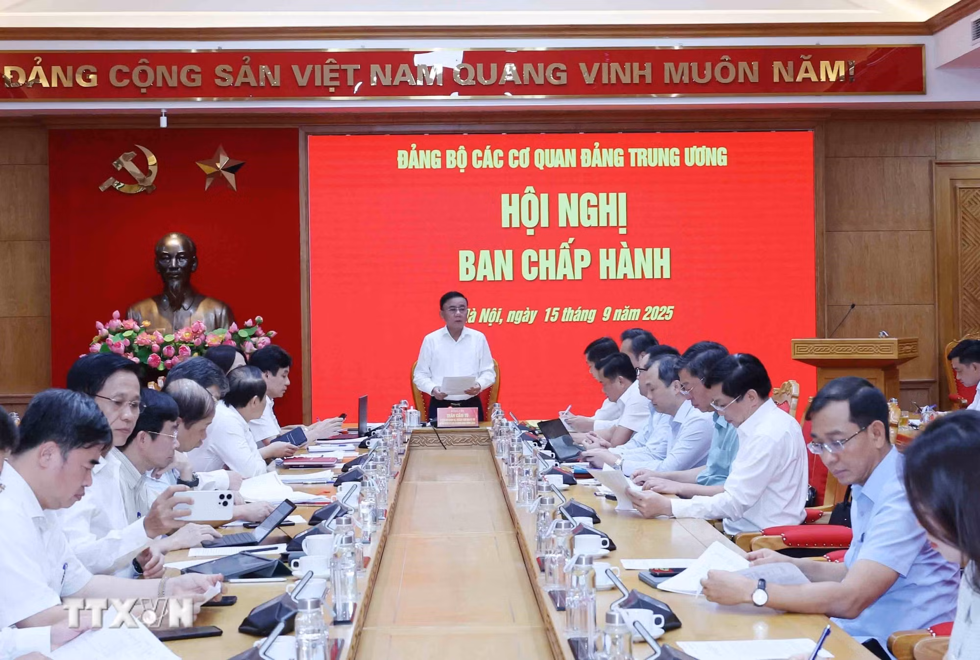 ttxvn-hoi-nghi-ban-chap-hanh-dang-bo-cac-co-quan-dang-trung-uong-8275946-1.jpg