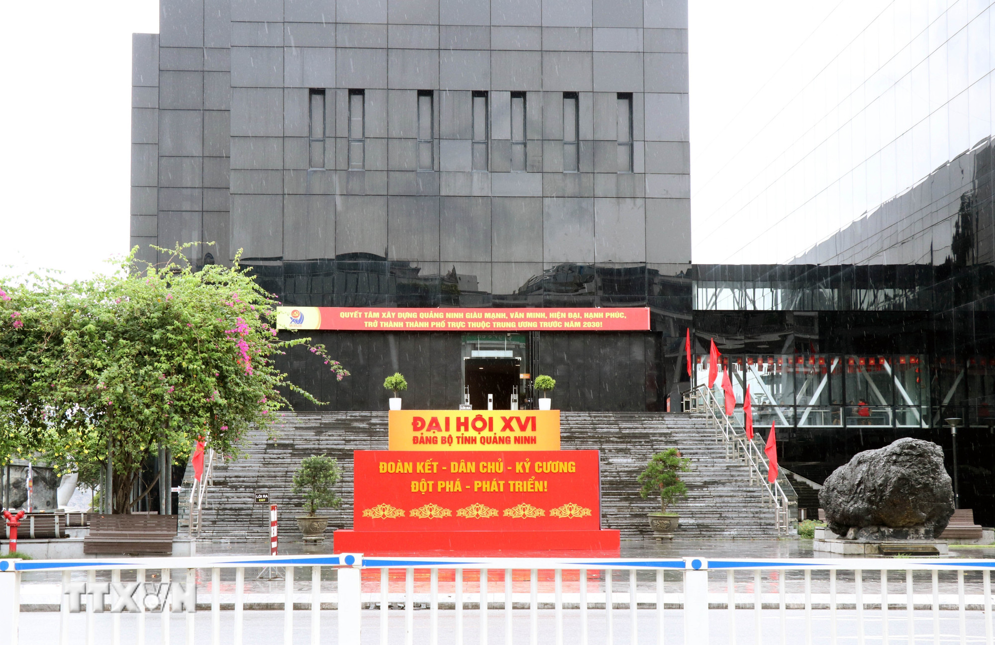 ttxvn-tien-toi-dai-hoi-xiv-cua-dang-trang-hoang-do-thi-chao-mung-dai-hoi-dai-bieu-dang-bo-tinh-quang-ninh-8282763-2.jpg