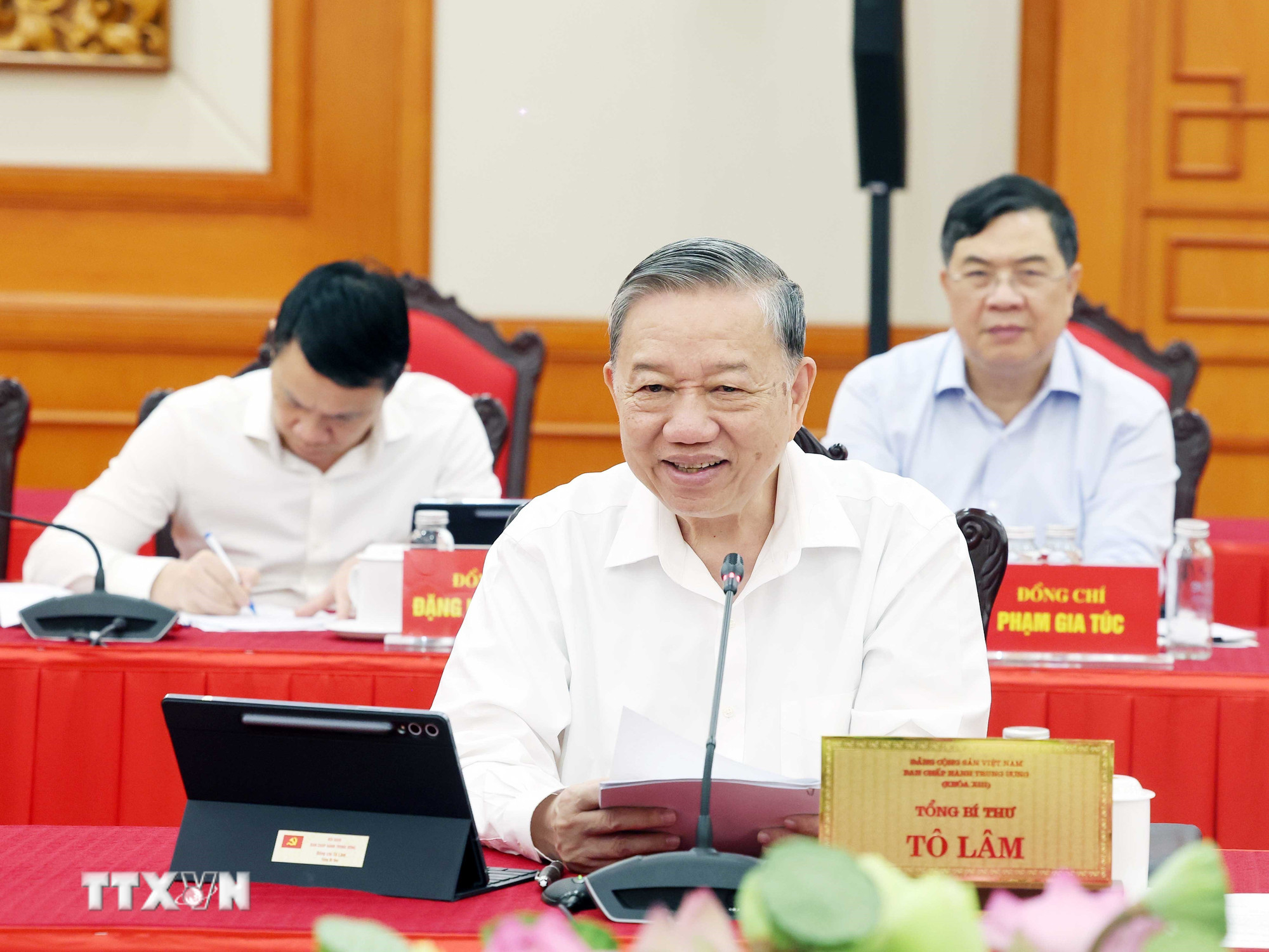 ttxvn-tong-bi-thu-to-lam-chu-tri-buoi-lam-viec-cua-bo-chinh-tri-voi-ban-thuong-vu-dang-uy-quoc-hoi-8269118-11.jpg
