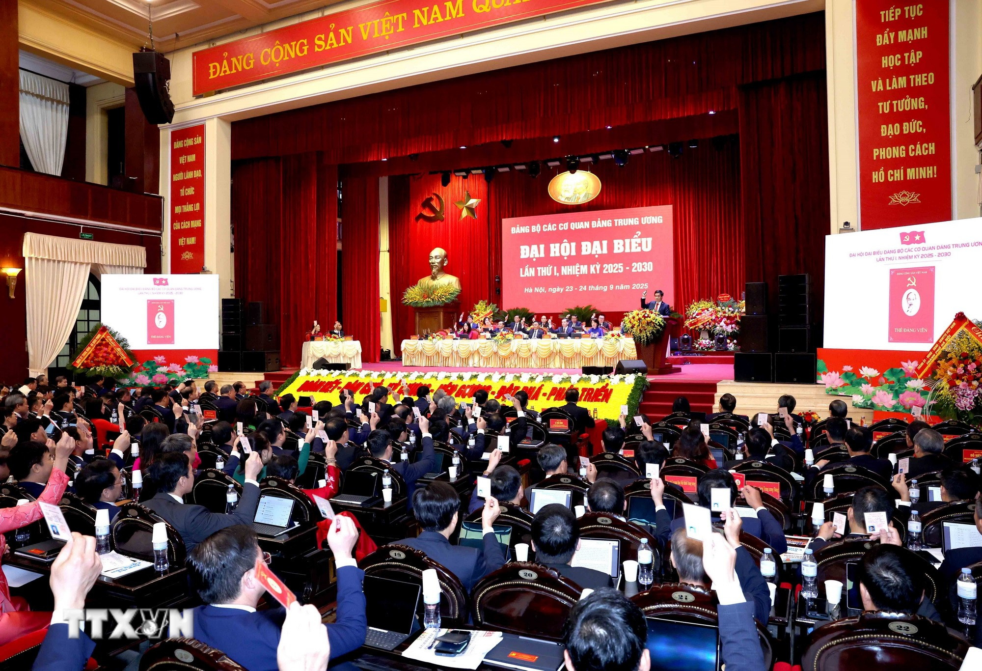 ttxvn-tien-toi-dai-hoi-xiv-cua-dang-dai-hoi-dai-bieu-dang-bo-cac-co-quan-dang-trung-uong-lan-thu-nhat-8292949-5.jpg