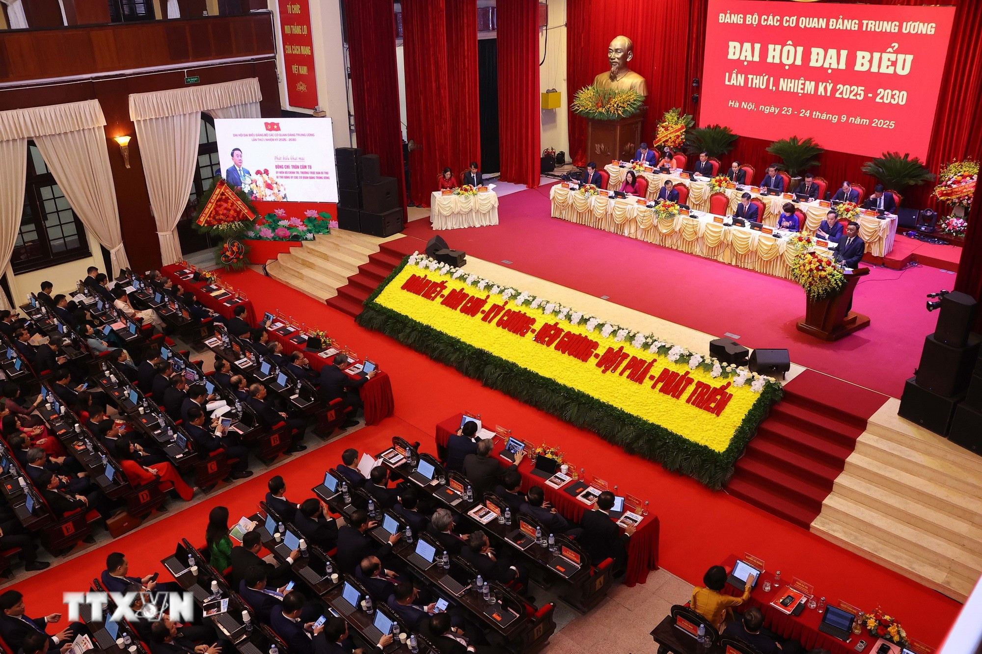 ttxvn-tien-toi-dai-hoi-xiv-cua-dang-dai-hoi-dai-bieu-dang-bo-cac-co-quan-dang-trung-uong-lan-thu-nhat-8292986-2.jpg