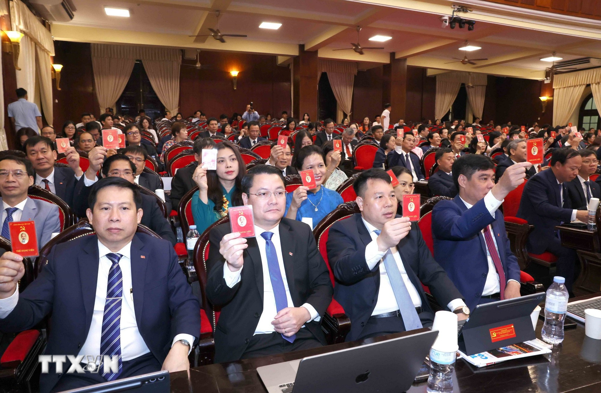 ttxvn-tien-toi-dai-hoi-xiv-cua-dang-dai-hoi-dai-bieu-dang-bo-cac-co-quan-dang-trung-uong-lan-thu-nhat-8292949-3.jpg