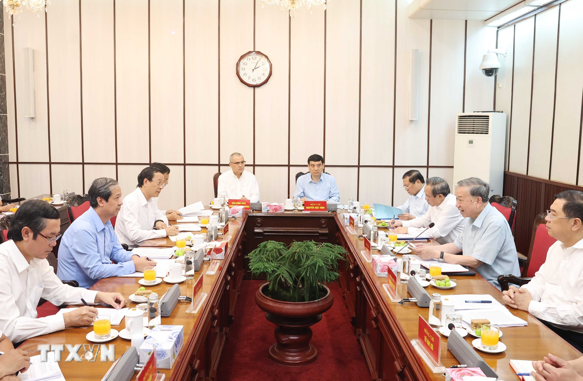 ttxvn-tong-bi-thu-to-lam-chu-tri-cuoc-hop-ve-tinh-hinh-trien-khai-thuc-hien-nghi-quyet-cua-bo-chinh-tri-ve-dot-pha-phat-trien-giao-duc-va-dao-tao-8265361-2.jpg