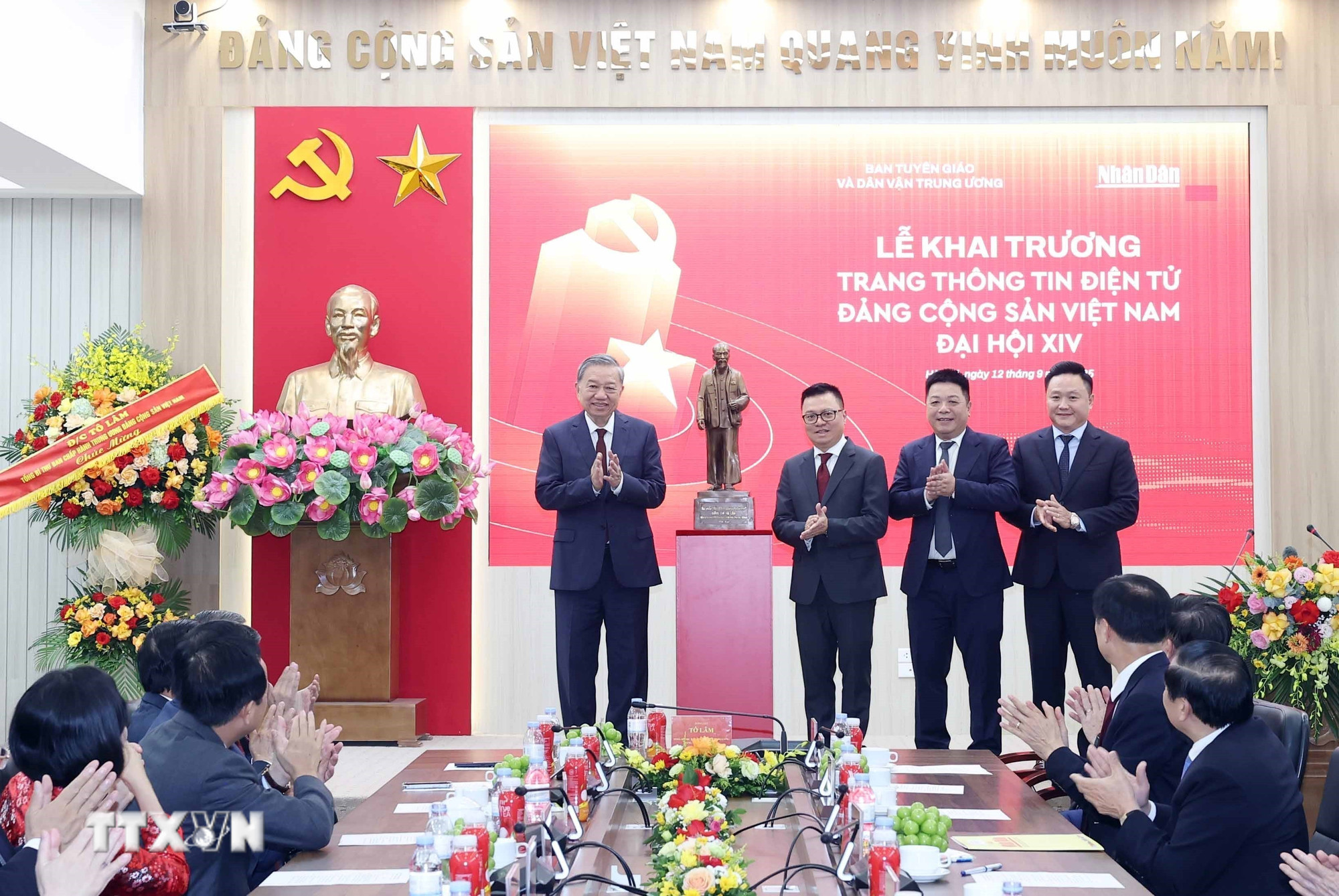 ttxvn-tong-bi-thu-to-lam-du-le-ra-mat-trang-thong-tin-dien-tu-dang-cong-san-viet-nam-dai-hoi-xiv-8272164-1.jpg