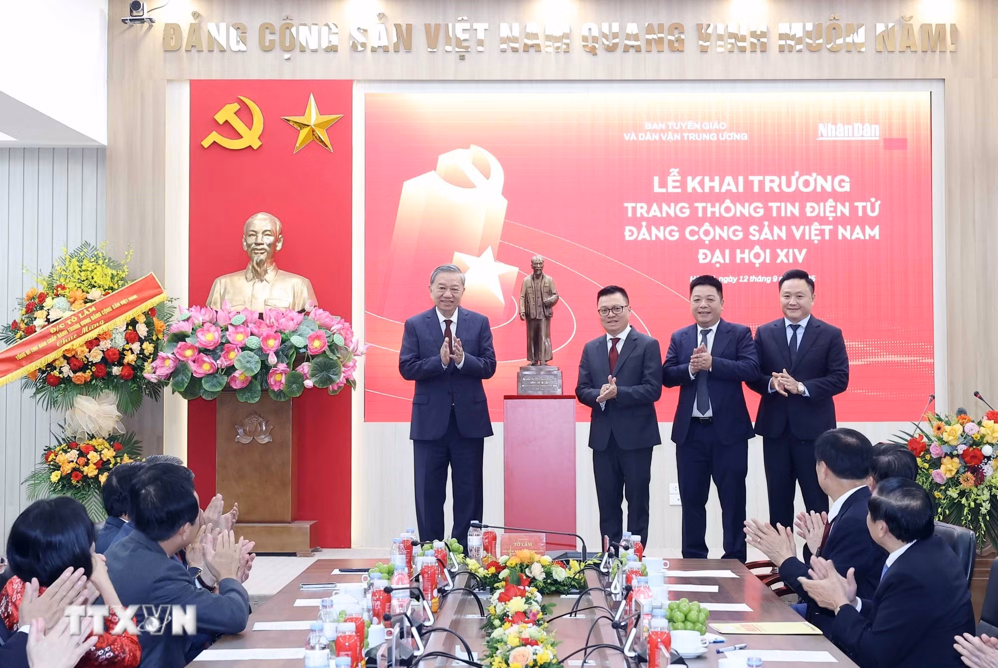 ttxvn-tong-bi-thu-to-lam-du-le-ra-mat-trang-thong-tin-dien-tu-dang-cong-san-viet-nam-dai-hoi-xiv-8272164-1.jpg
