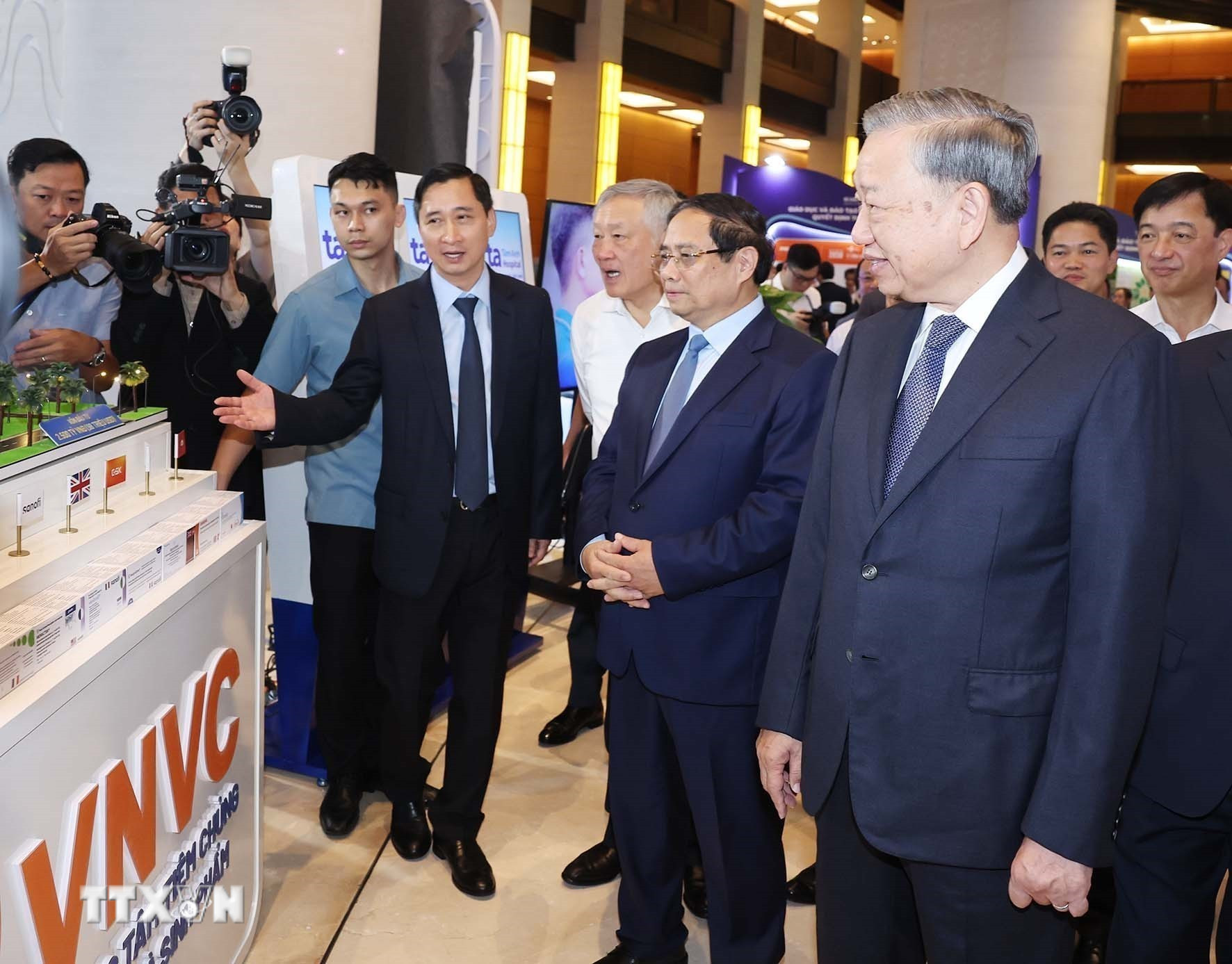 Tổng Bí thư Tô Lâm và các đồng chí Lãnh đạo Đảng, Nhà nước tham quan triển lãm “Những thành tựu nổi bật trong ngành y tế và giáo dục." (Ảnh: Thống Nhất/TTXVN) ttxvn-hoi-nghi-toan-quoc-quan-triet-trien-khai-thuc-hien-4-nghi-quyet-cua-bo-chinh-tri-8277207-5.jpg