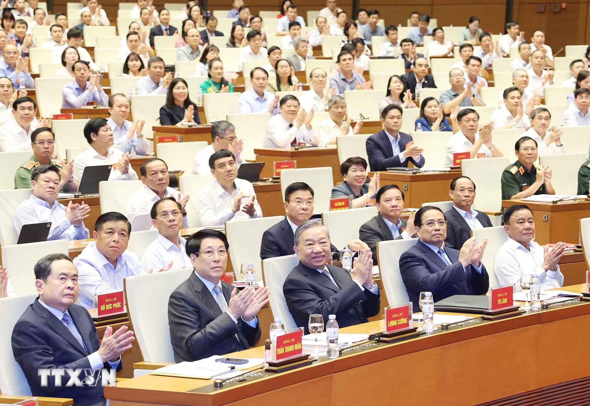 Tổng Bí thư Tô Lâm và các đại biểu tham dự Hội nghị tại điểm cầu chính Phòng họp Diên Hồng, Nhà Quốc hội, Hà Nội. (Ảnh: Thống Nhất/TTXVN) ttxvn-hoi-nghi-toan-quoc-quan-triet-trien-khai-thuc-hien-cac-nghi-quyet-so-59-70-71-va-72-cua-bo-chinh-tri-8277162-2.jpg