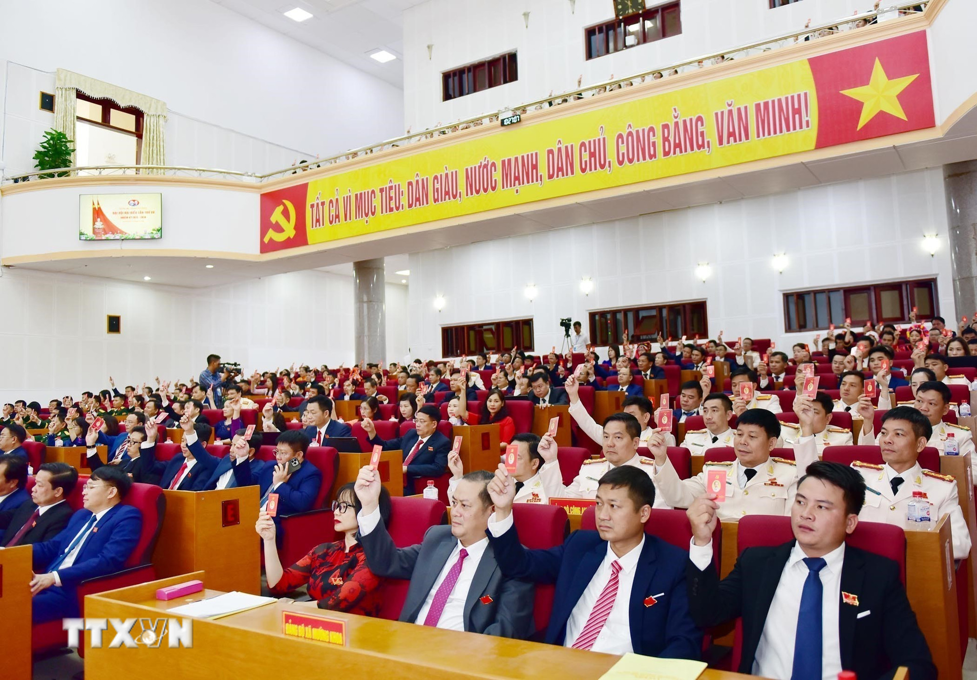 Các đại biểu biểu quyết thông qua toàn văn dự thảo Nghị quyết Đại hội. (Ảnh: Quý Trung/TTXVN) ttxvn-dai-hoi-dang-bo-lai-chau-2.jpg