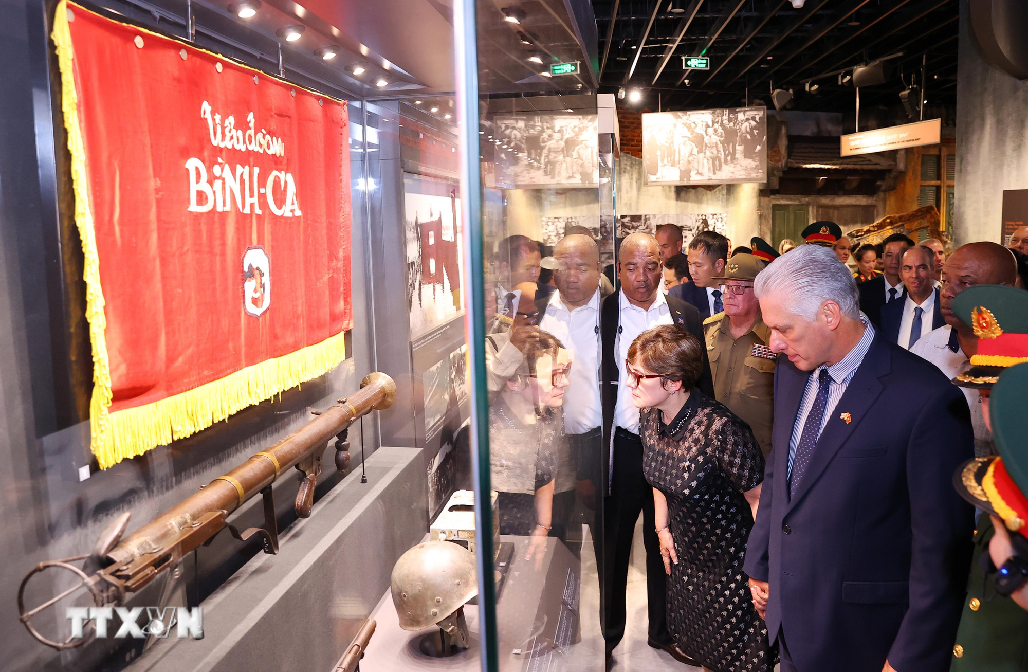 ttxvn-bi-thu-thu-nhat-chu-tich-nuoc-cuba-miguel-diaz-canel-tham-bao-tang-lich-su-quan-su-viet-nam-8247356-22.jpg
