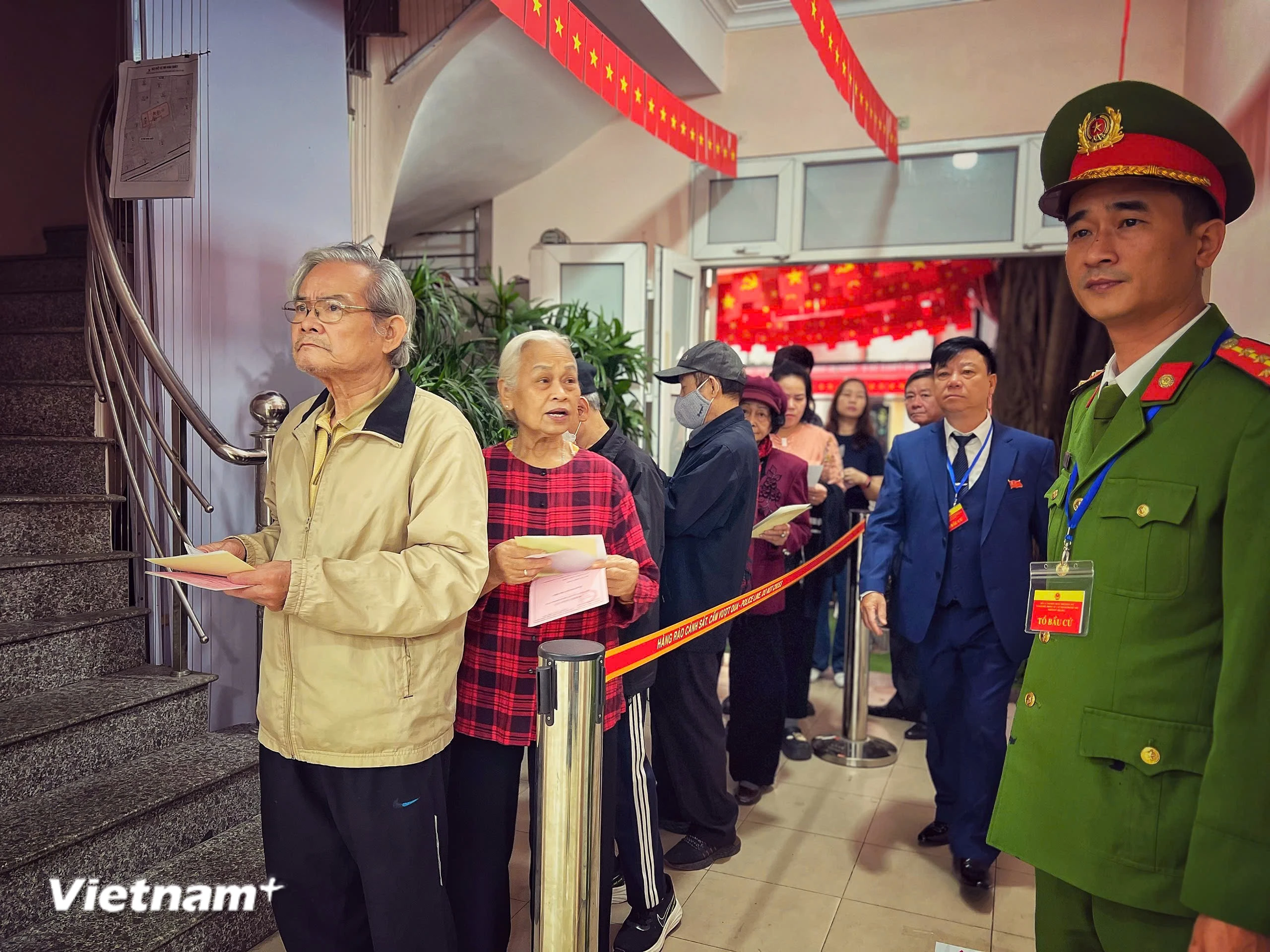Người dân đi bỏ phiếu bầu cử đại biểu Quốc hội khóa XVI và đại biểu Hội đồng Nhân dân các cấp nhiệm kỳ 2026-2031 tại khu vực bỏ phiếu số 8 phường Vĩnh Tuy (thành phố Hà Nội). (Ảnh: Mai Anh/Vietnam+)