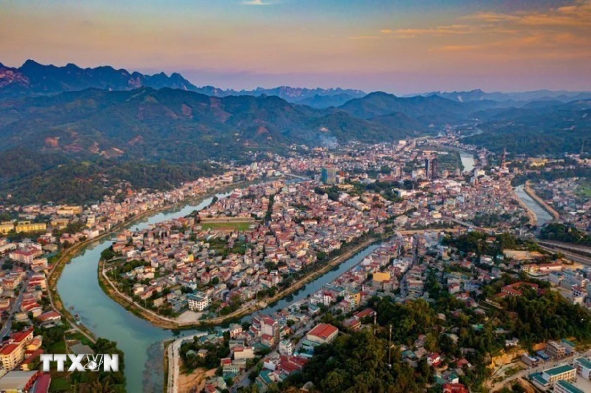 Bộ mặt đô thị của tỉnh Cao Bằng đã có nhiều thay đổi sau 40 năm đổi mới. (Ảnh: TTXVN phát)