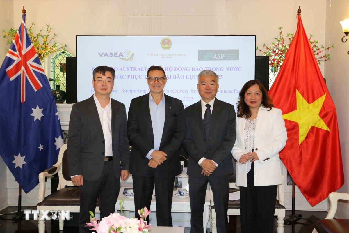 Ông Andrew Goledzinowski (thứ hai từ trái sang), nguyên Đại sứ Australia tại Việt Nam luôn nỗ lực hết sức để thúc đẩy quan hệ giữa Australia và Việt Nam trên mọi lĩnh vực. (Ảnh: Thanh Tú/TTXVN)