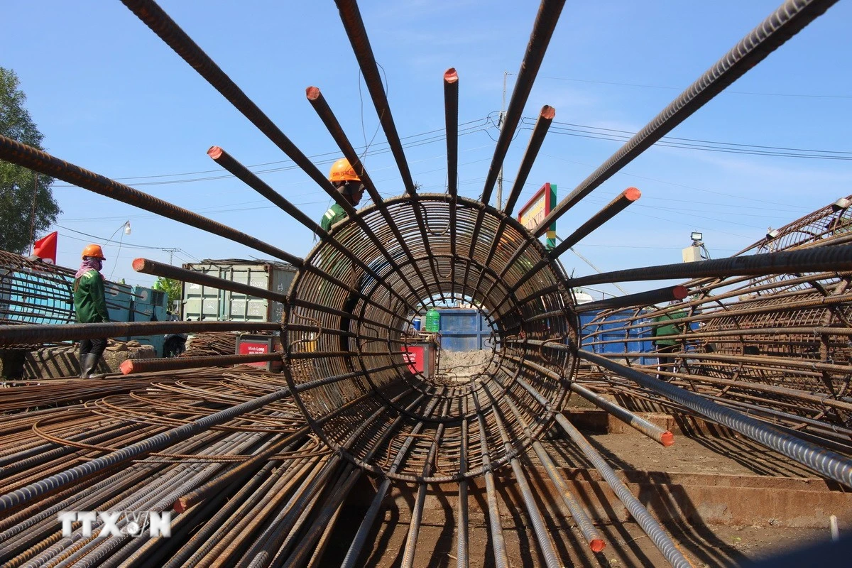 Hội Nông dân tỉnh Cà Mau kỳ vọng hệ thống hạ tầng, giao thông nông thôn hoàn thiện sẽ giúp nông dân thúc đẩy giao thương hàng hóa. (Ảnh: Chanh Đa/TTXVN)