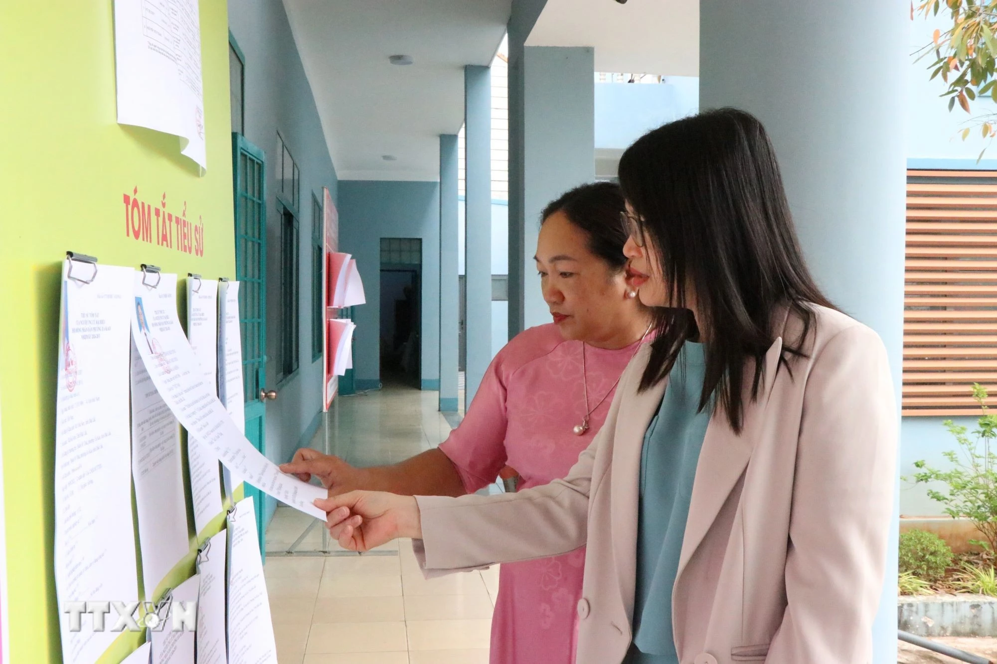 Cử tri phường Ea Kao, tỉnh Đắk Lắk quan tâm tìm hiểu về tiểu sử của các ứng cử viên. (Ảnh: Nguyên Dung/TTXVN)