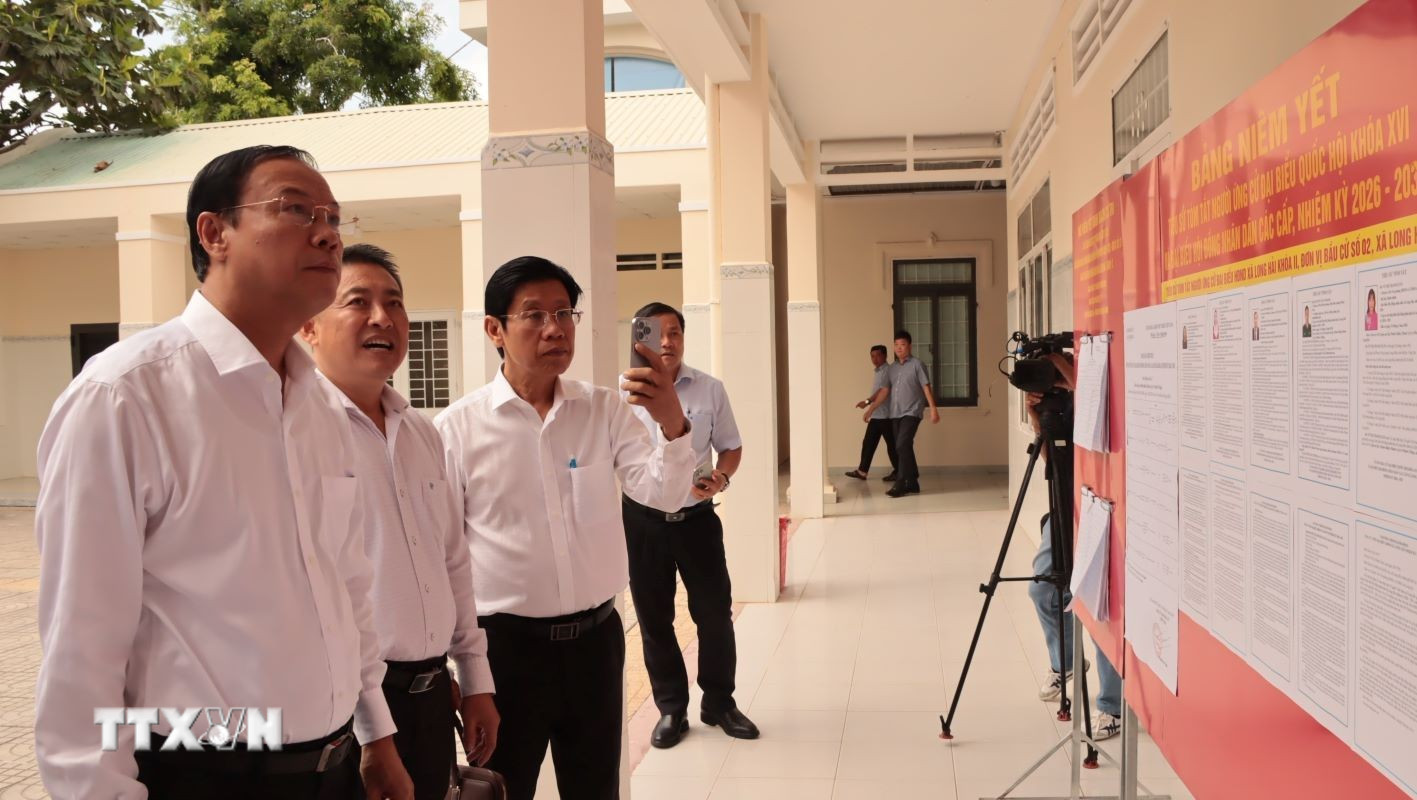 Ông Nguyễn Văn Thọ, Tổ trưởng Tổ công tác số 11, kiểm tra công tác chuẩn bị bầu cử tại điểm bầu cử Quốc hội và HĐND đặt tại trụ sở Ban quản lý Dự án đầu tư xây dựng xã Long Hải, Thành phố Hồ Chí Minh. (Ảnh: Huỳnh Sơn/TTXVN)