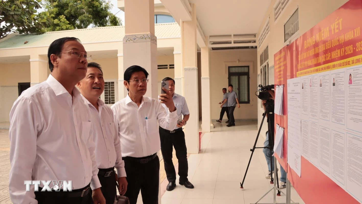 Ông Nguyễn Văn Thọ, Tổ trưởng Tổ công tác số 11, kiểm tra công tác chuẩn bị bầu cử tại điểm bầu cử Quốc hội và HĐND đặt tại trụ sở Ban quản lý Dự án đầu tư xây dựng xã Long Hải, Thành phố Hồ Chí Minh. (Ảnh: Huỳnh Sơn/TTXVN)