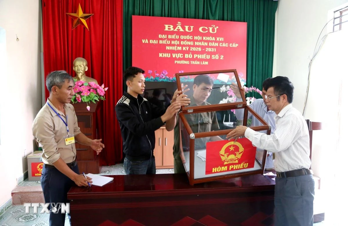 Vận hành thử nghiệm việc kiểm tra hòm phiếu trước khi khai mạc và thực hành quy trình bỏ phiếu bầu cử. (Ảnh: Mạnh Khánh/TTXVN)