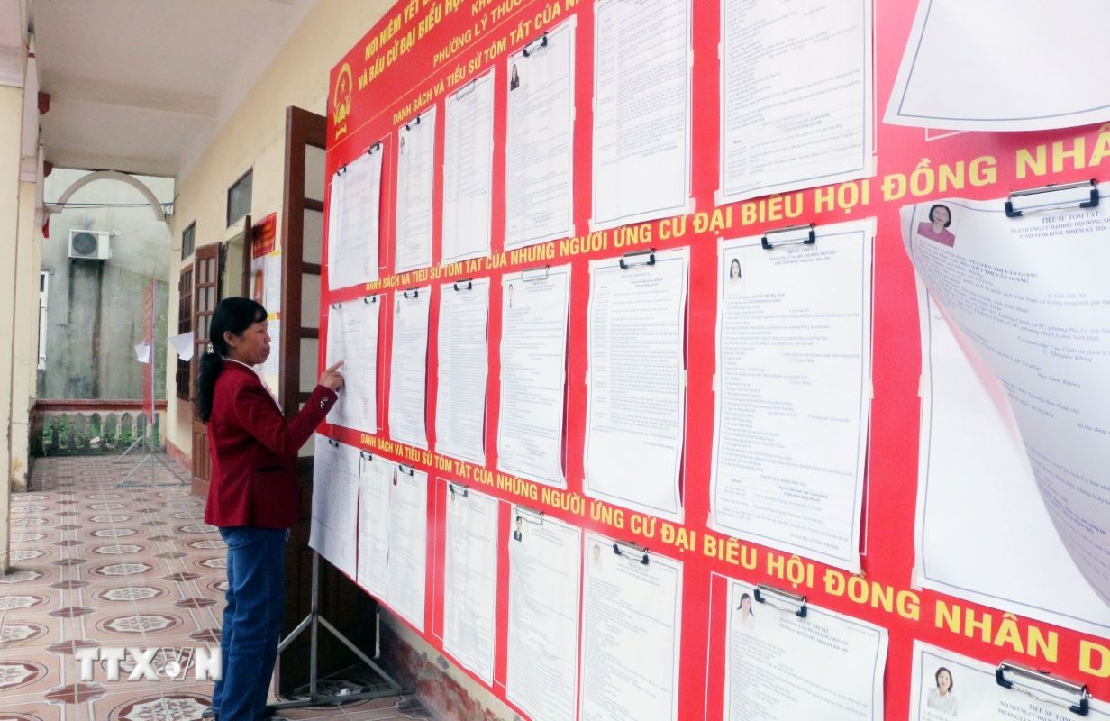 Việc niêm yết danh sách và tiểu sử các ứng cử viên được các đơn vị bầu cử thực hiện theo đúng quy định. (Ảnh: Nguyễn Chinh/TTXVN)