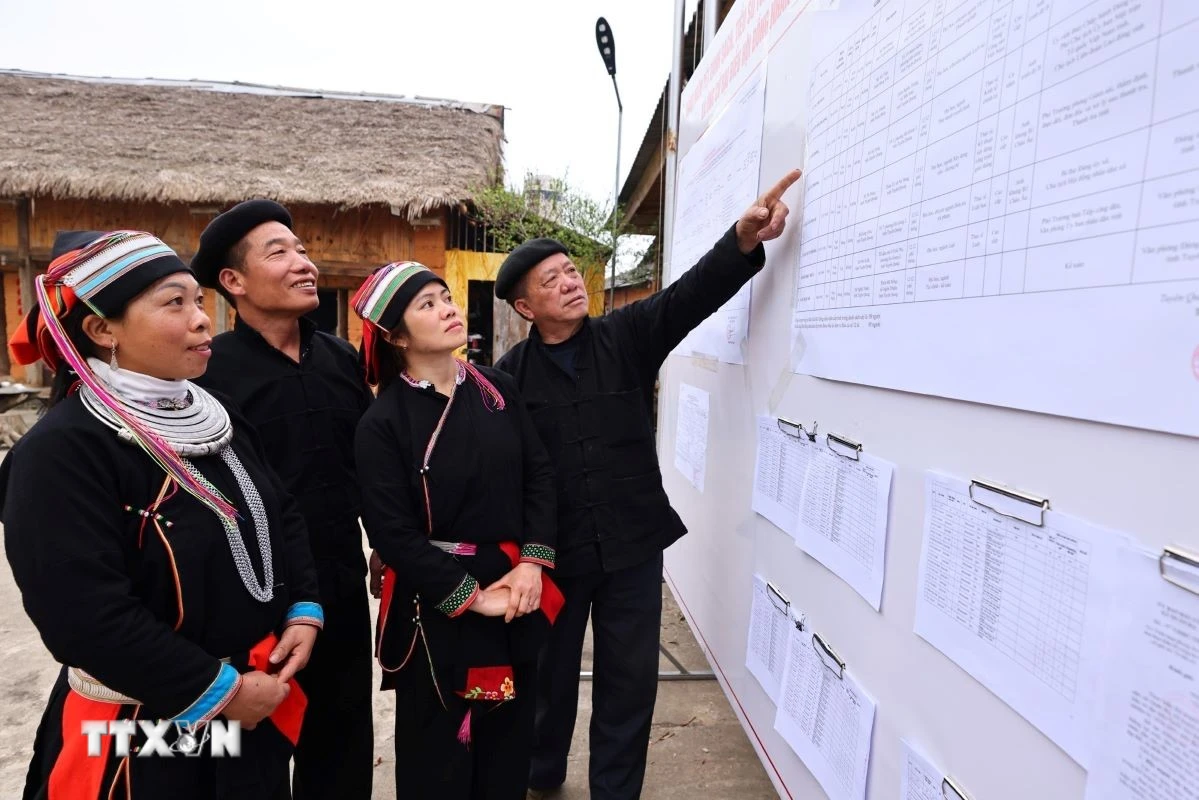 Cử tri xem danh sách đại biểu ứng cử được niêm yết công khai tại nhà văn hóa thôn Nặm Đăm, xã Quản Bạ, tỉnh Tuyên Quang. (Ảnh: Minh Đức/TTXVN)