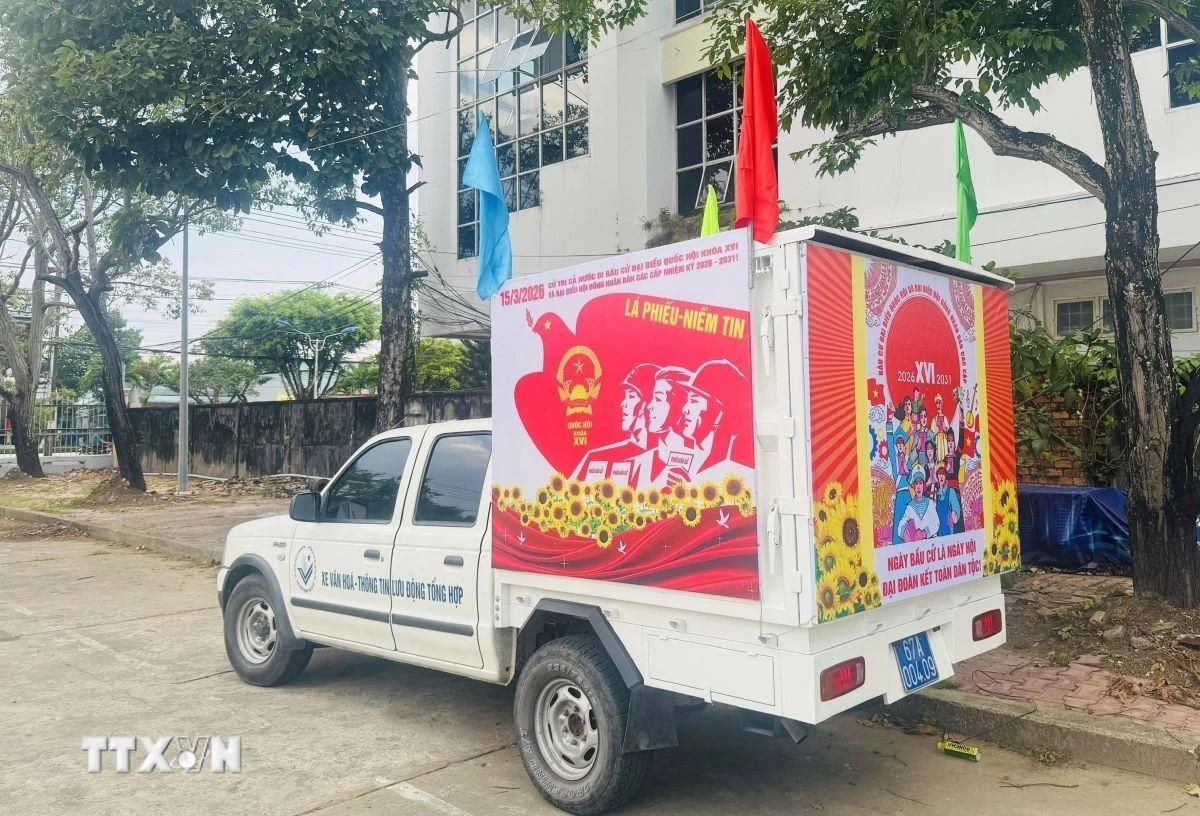 Các xe tuyên truyền lưu động của Trung tâm Văn hóa Nghệ thuật tỉnh An Giang lắp đặt loa phóng thanh với nội dung tuyên truyền bằng tiếng Việt và tiếng Khmer đến các khu dân cư, chợ, điểm sinh hoạt cộng đồng để tuyên truyền. (Ảnh: Công Mạo/TTXVN)