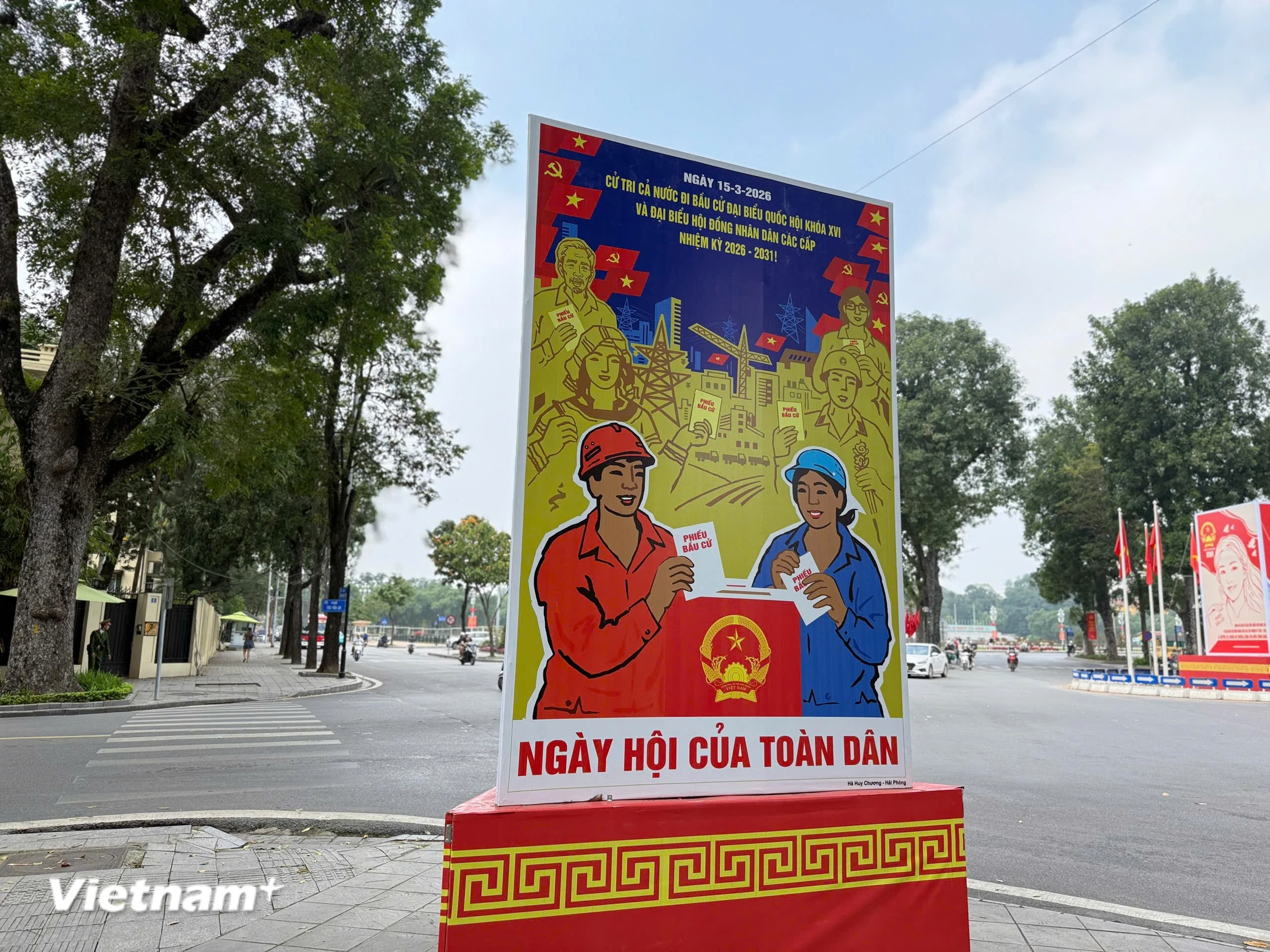 Những cụm pano cổ động được thiết kế bắt mắt, kết hợp hài hòa giữa màu sắc và thông điệp tuyên truyền về ngày hội ý nghĩa của non sông. (Ảnh: Huy Khánh/Vietnam+)