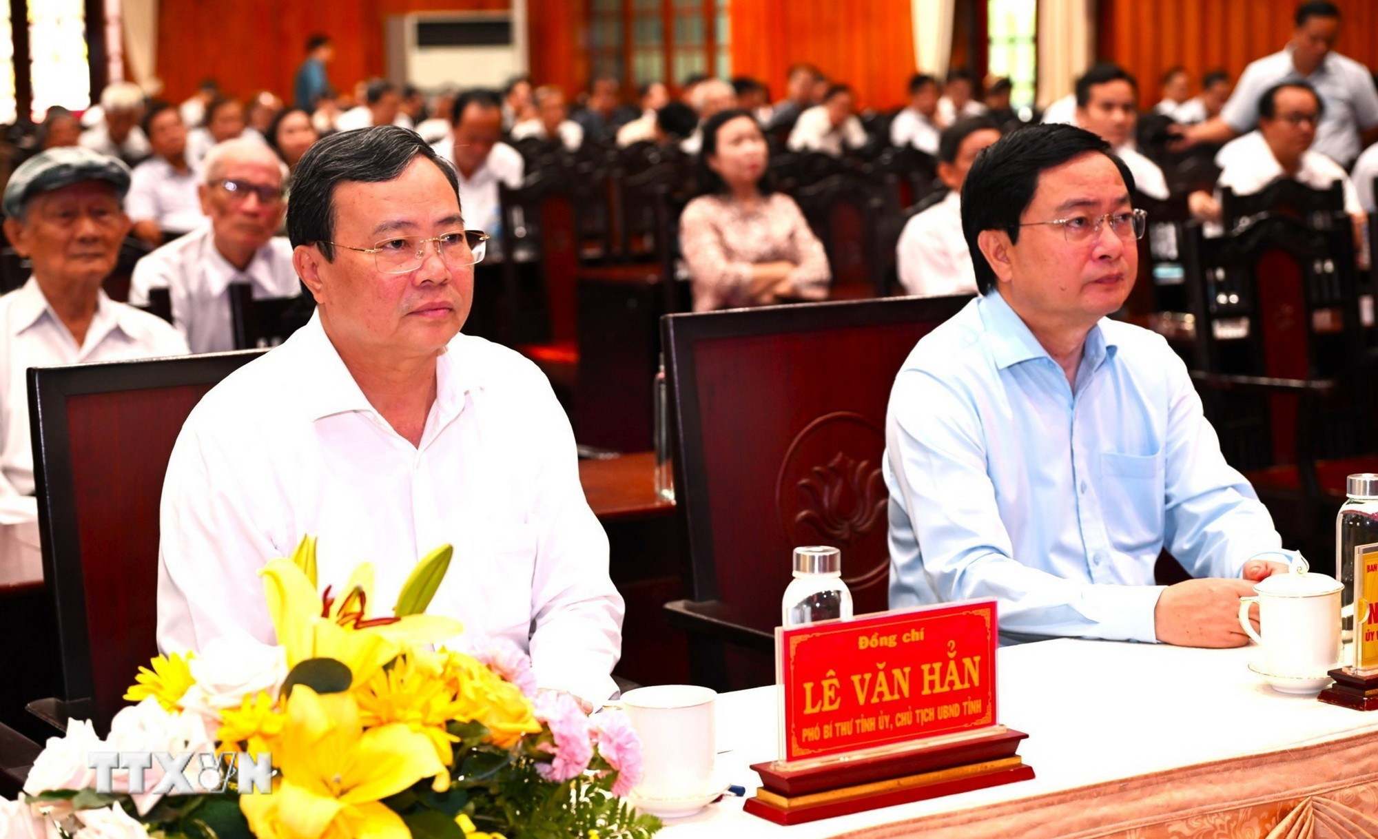 Ủy viên Trung ương Đảng, Bí thư Tỉnh ủy Tây Ninh Nguyễn Văn Quyết (bìa phải) và Phó Bí thư, Chủ tịch UBND tỉnh Tây Ninh Lê Văn Hẳn, dự Hội nghị tại điểm cầu phường Long An. (Ảnh: Thanh Bình/TTXVN)