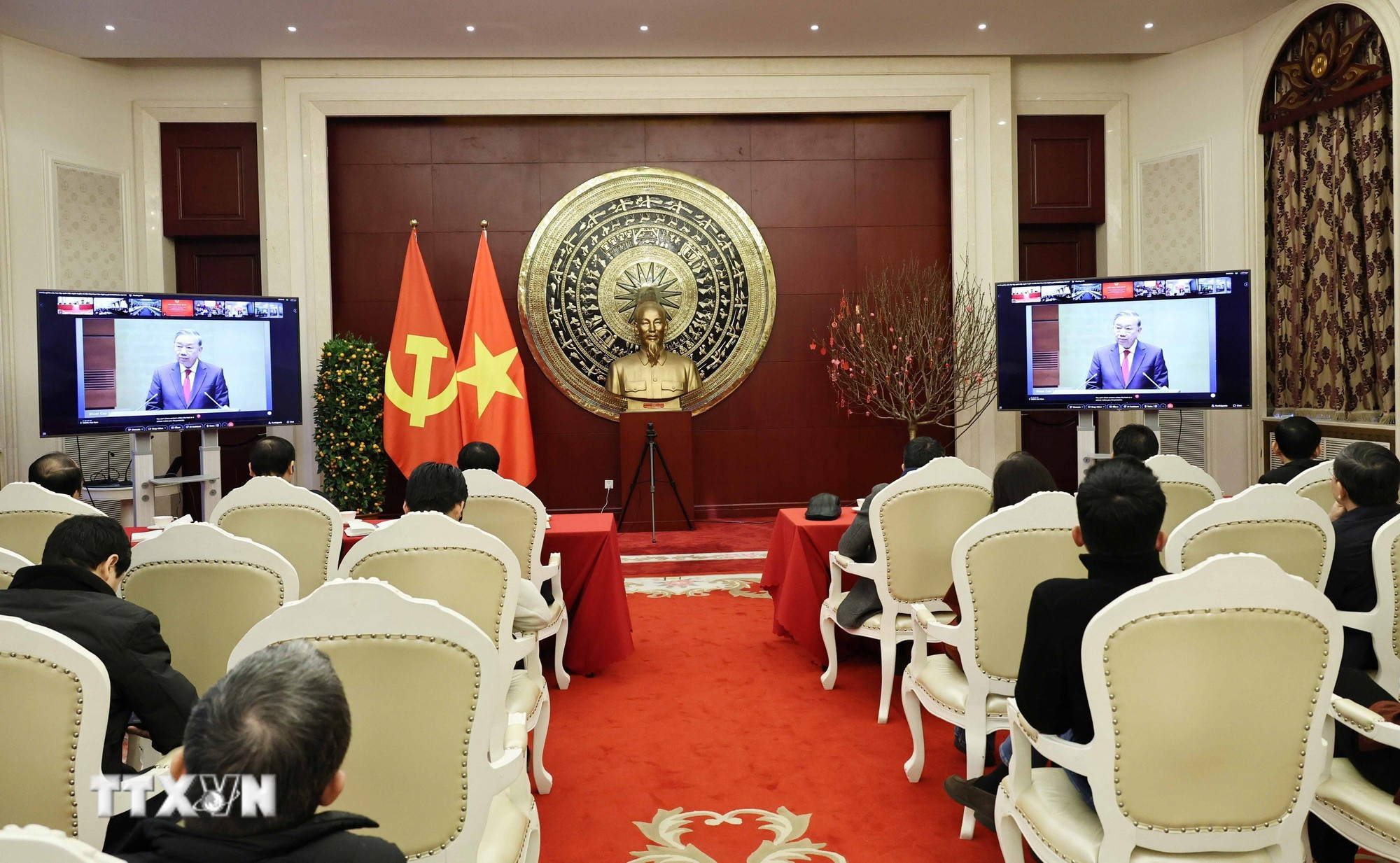 Toàn thể cán bộ, đảng viên tham dự trực tuyến Hội nghị toàn quốc nghiên cứu, học tập, quán triệt và triển khai thực hiện Nghị quyết Đại hội đại biểu toàn quốc lần thứ XIV của Đảng với tinh thần nghiêm túc. (Ảnh: Quang Hưng/TTXVN)