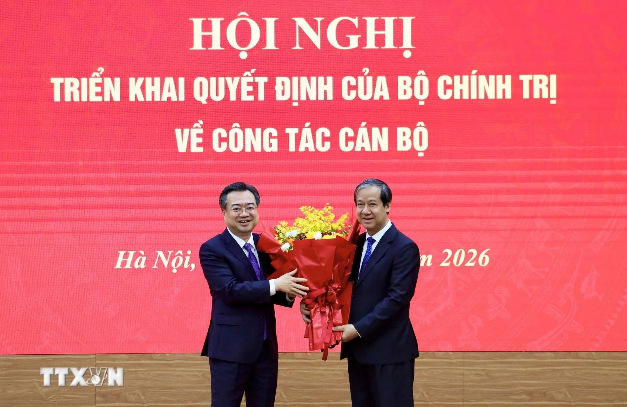 Đồng chí Nguyễn Thanh Nghị, Ủy viên Bộ Chính trị, Bí thư Trung ương Đảng, Trưởng Ban Chính sách, chiến lược Trung ương trao Quyết định của Bộ Chính trị cho đồng chí Nguyễn Kim Sơn. (Ảnh: Phương Hoa/TTXVN)