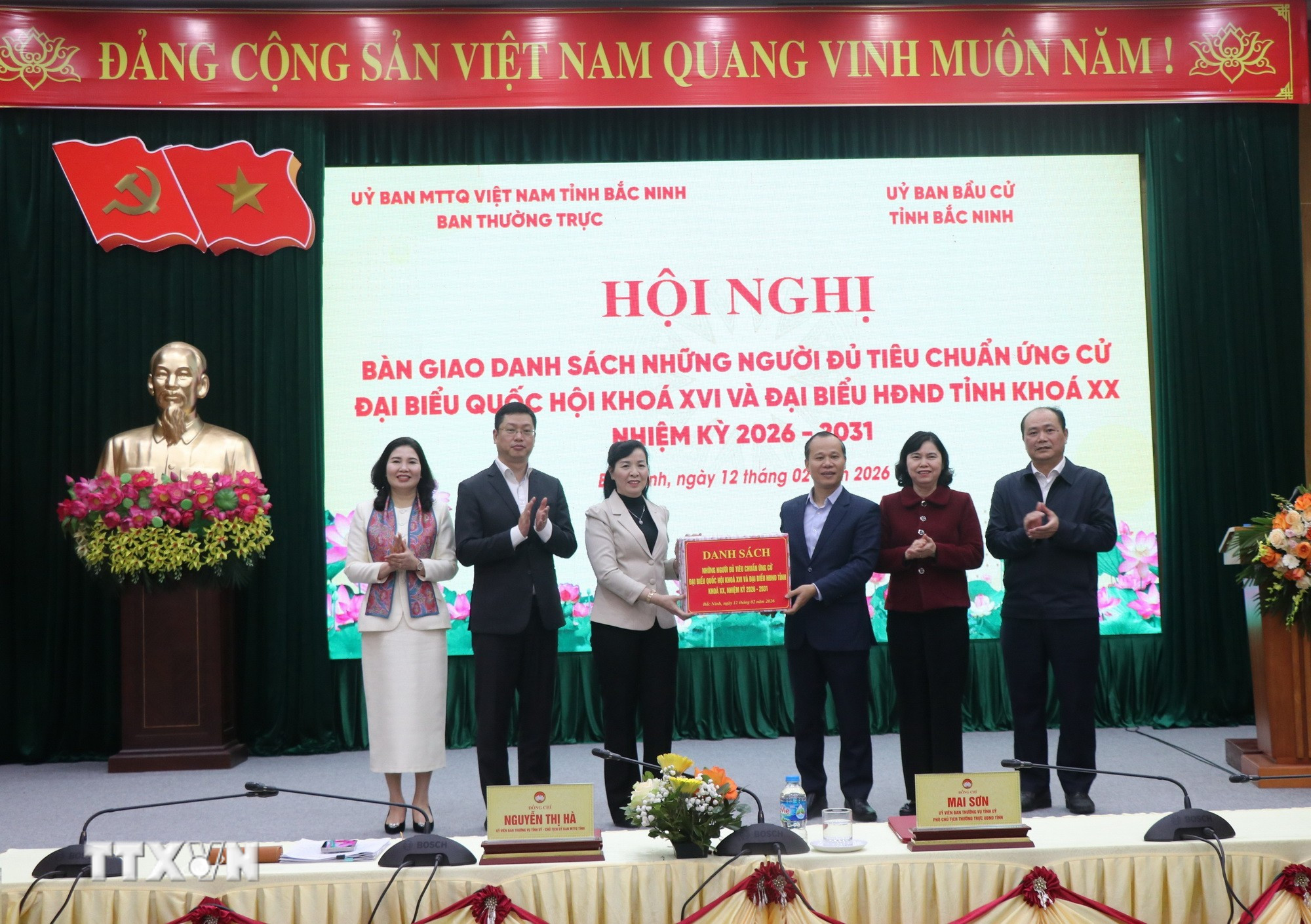 Ban Thường trực Ủy ban MTTQ Việt Nam tỉnh Bắc Ninh bàn giao danh sách những người đủ tiêu chuẩn ứng cử đại biểu Quốc hội khóa XVI và đại biểu HĐND tỉnh nhiệm kỳ 2026 - 2031 đến Ủy ban Bầu cử tỉnh. (Ảnh: Thái Hùng/TTXVN)