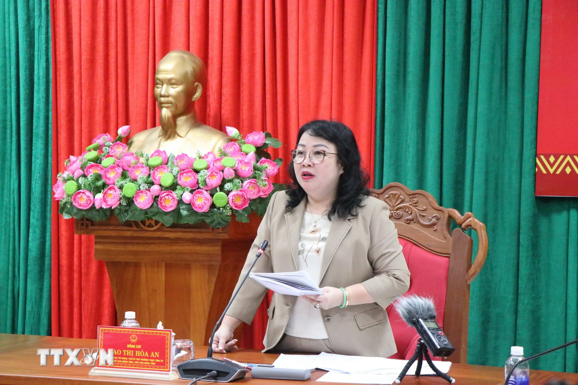 Bà Cao Thị Hòa An, Ủy viên BCH Trung ương Đảng, Phó Bí thư Thường trực Tỉnh ủy, Chủ tịch HĐND tỉnh, Chủ tịch Ủy ban Bầu cử tỉnh Đắk Lắk, phát biểu tại cuộc họp. (Ảnh: Nguyên Dung/TTXVN)