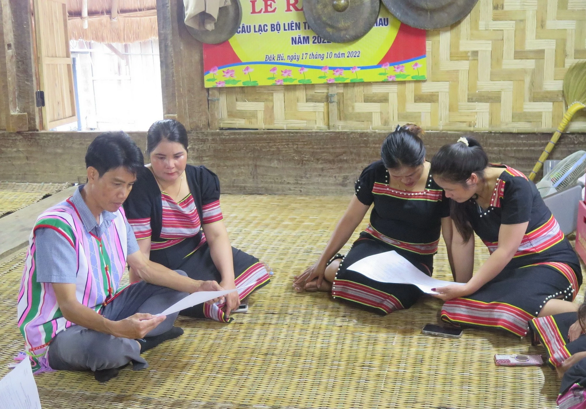 Cán bộ xã Dục Nông, tỉnh Quảng Ngãi lồng ghép tuyên truyền bầu cử cùng các buổi họp thôn. (Ảnh: Dư Toán/TTXVN)