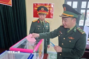 Với mỗi cử tri, việc tự tay lựa chọn ra đại biểu đủ tâm, đủ tầm để là người đại diện cho tiếng nói nhân dân là niềm tự hào. (Ảnh: TTXVN phát)