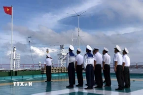 Lễ chào cờ tại Nhà giàn DK1/21. (Ảnh: TTXVN phát)