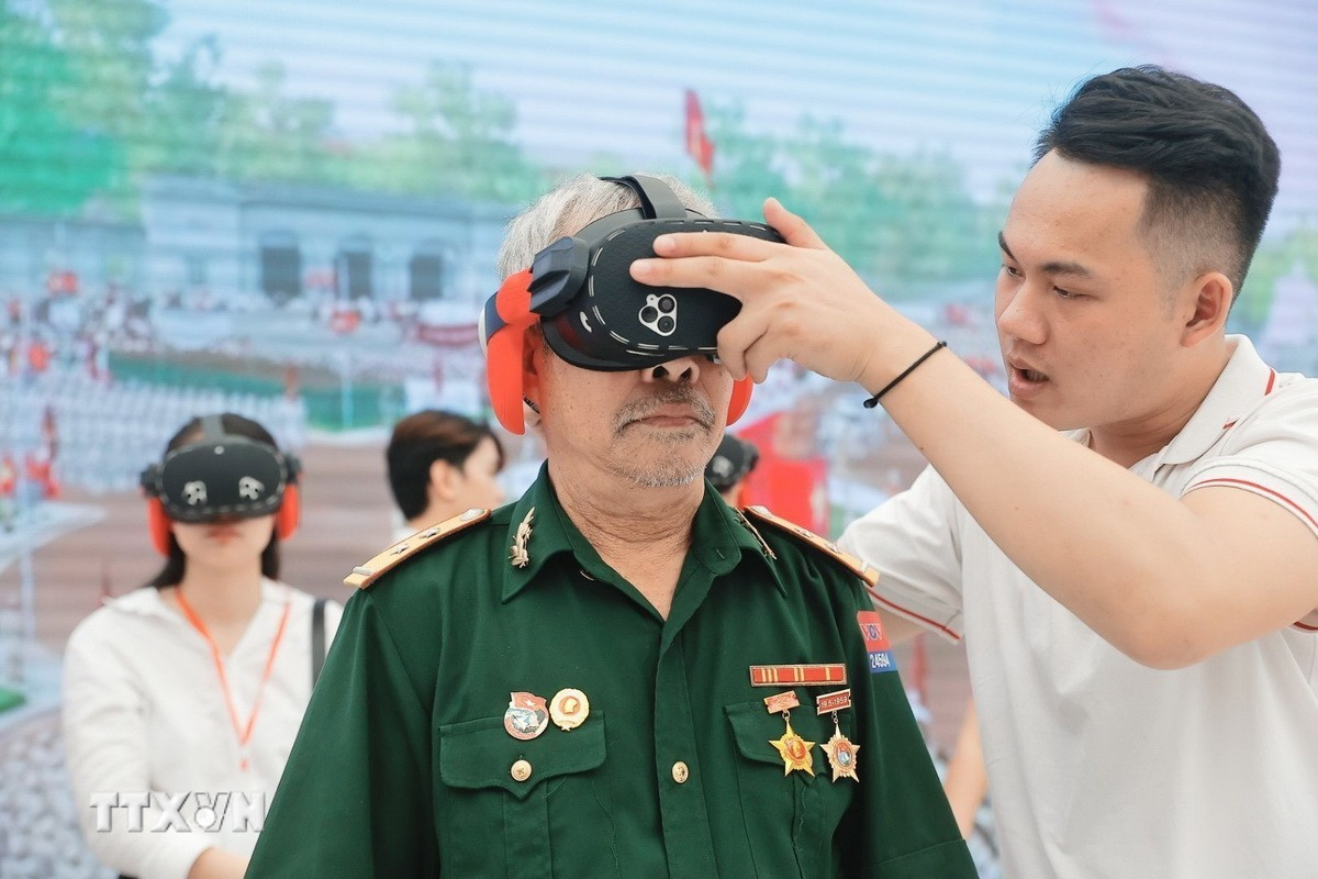 Khu vực trải nghiệm không gian thực tế ảo của Đài tiếng nói Việt Nam tại triển lãm. (Ảnh: Minh Quyết/TTXVN) ttxvn-trien-lam-thanh-tuu-dat-nuoc-3.jpg