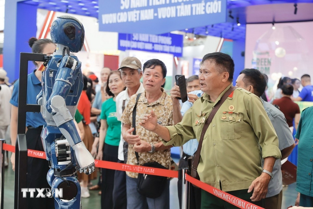 Khách tham quan triển lãm. (Ảnh: Minh Quyết/TTXVN) ttxvn-trien-lam-thanh-tuu-dat-nuoc-2.jpg