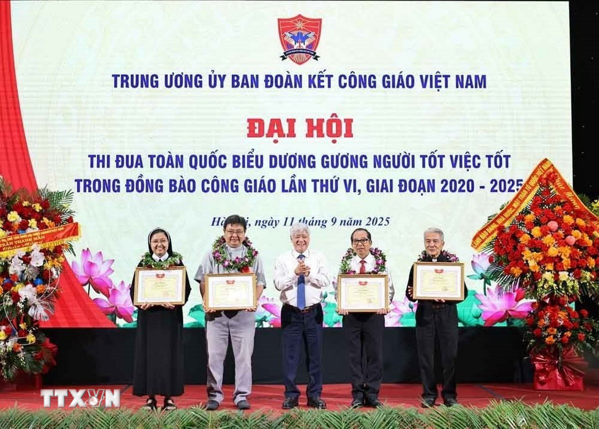 Chủ tịch Ủy ban Trung ương Mặt trận Tổ quốc Việt Nam Đỗ Văn Chiến trao Bằng khen của Ủy ban Trung ương MTTQ Việt Nam cho các tập thể. (Ảnh: Minh Đức/TTXVN) ttxvn-do-van-chien-2.jpg
