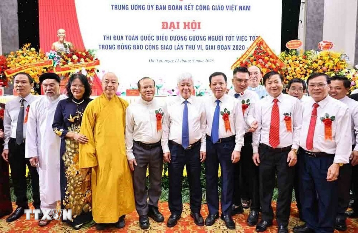 Chủ tịch Ủy ban Trung ương Mặt trận Tổ quốc Việt Nam Đỗ Văn Chiến với các đại biểu dự Đại hội. (Ảnh: Minh Đức/TTXVN) ttxvn-do-van-chien-3.jpg