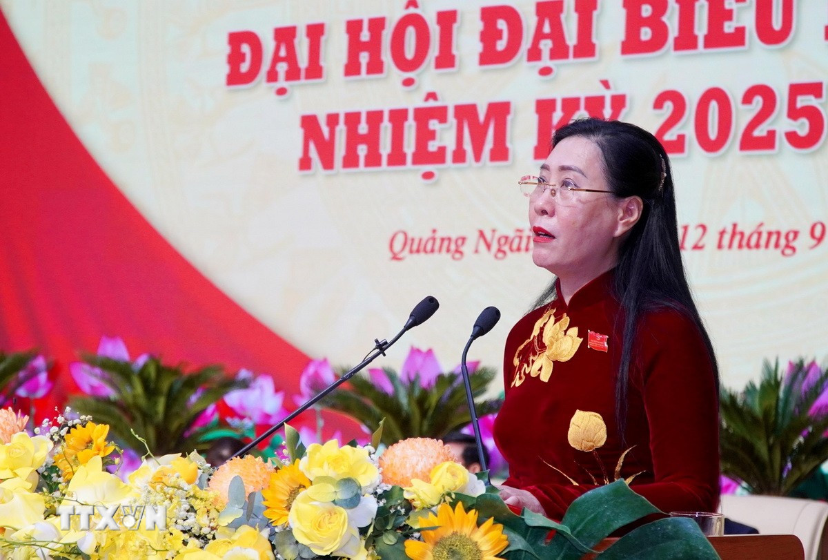 Bí thư Tỉnh ủy Quảng Ngãi Bùi Thị Quỳnh Vân đọc diễn văn bế mạc Đại hội. (Ảnh: Lê Phước Ngọc/TTXVN) ttxvn-bui-thi-quynh-van.jpg
