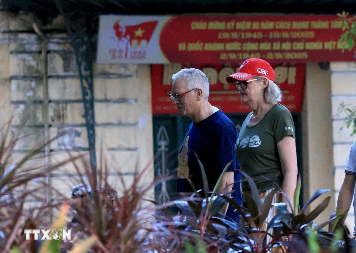 Toàn quyền Australia Sam Mostyn và Phu quân thong thả tản bộ quanh hồ Hoàn Kiếm. (Ảnh: Tuấn Anh/TTXVN) ttxvn-toan-quyen-australia-tan-bo-quanh-ho-guom-15.jpg