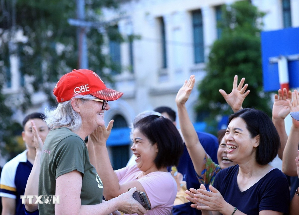 Người dân Hà Nội vui mừng chào đón Toàn quyền Australia Sam Mostyn như gặp người thân. (Ảnh: Tuấn Anh/TTXVN) ttxvn-toan-quyen-australia-tan-bo-quanh-ho-guom-12.jpg