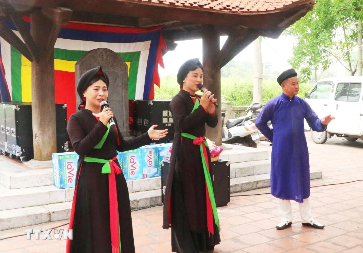 Hát dân ca quan họ tại Lễ hội Đền Đô. (Ảnh: Đỗ Huyền/TTXVN)