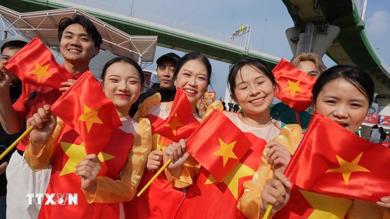 Thanh niên Việt Nam tại Osaka thể hiện tình cảm với quê hương và niềm tin vào Đảng. (Ảnh: Nguyễn Tuyến/TTXVN)