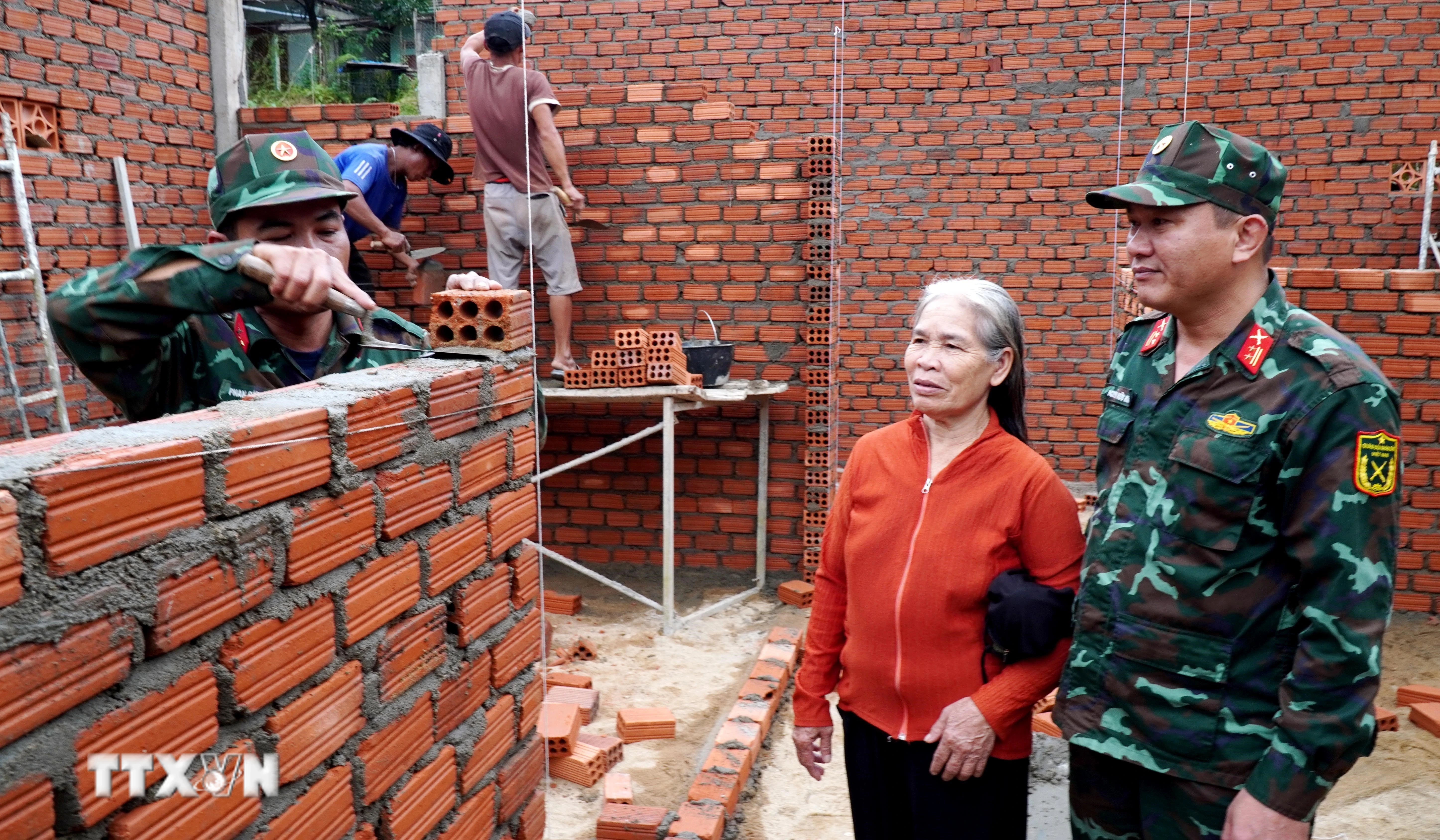 Thi công nhà ở cho các hộ dân Tây Trà, tỉnh Quảng Ngãi. (Ảnh: Lê Phước Ngọc/TTXVN)