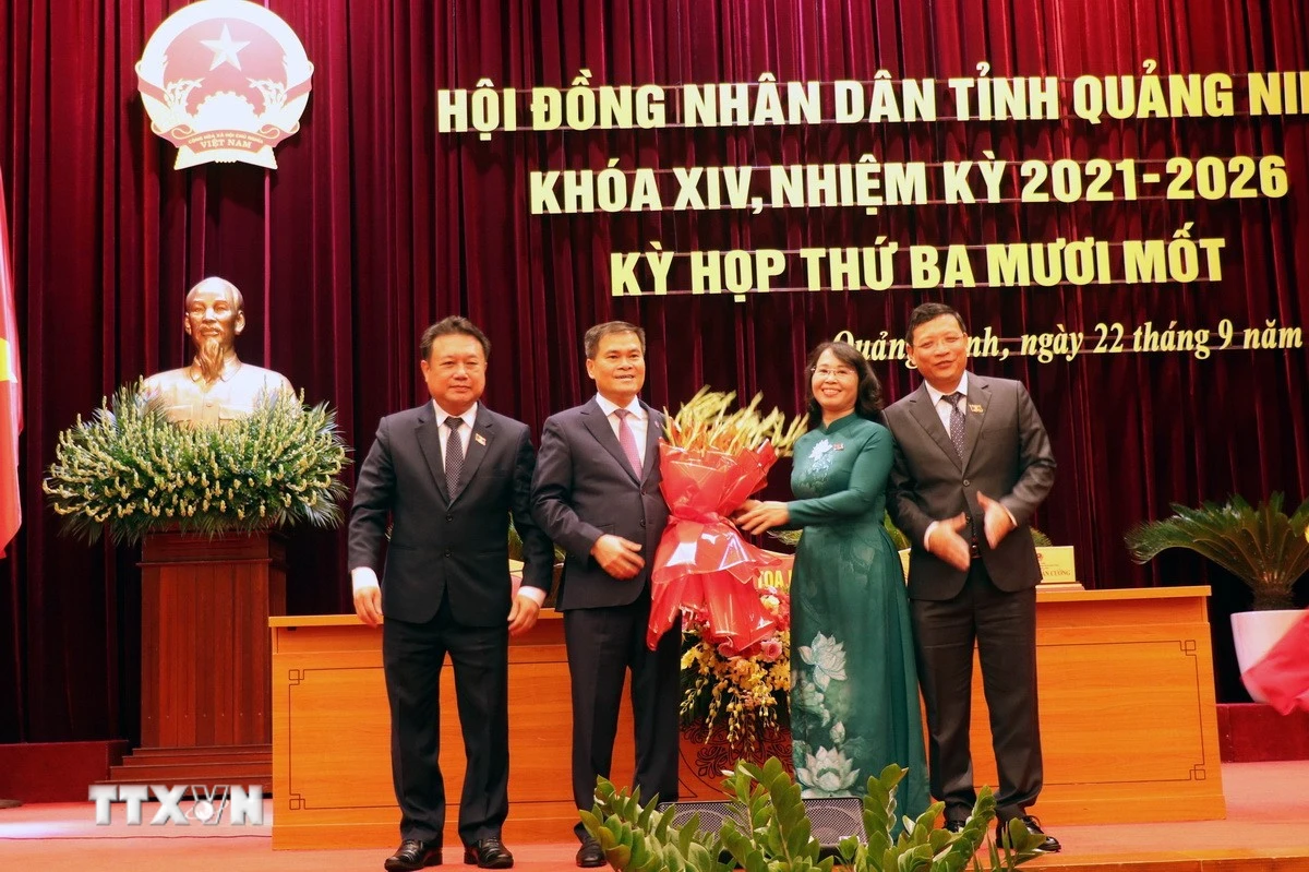Lãnh đạo Hội đồng Nhân dân tỉnh Quảng Ninh tặng hoa chúc mừng ông Bùi Văn Khắng được bầu làm Chủ tịch Ủy ban Nhân dân tỉnh Quảng Ninh. (Ảnh: Văn Đức/TTXVN)